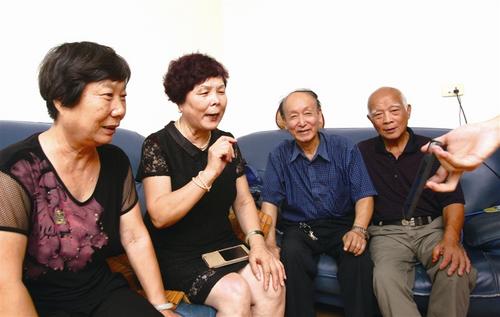 中国侨网史毛毛（左一）、史毛妹（左二）、史毛妹丈夫（左三）、史毛毛丈夫（左四）和远在台湾的弟弟史琼安视频连线