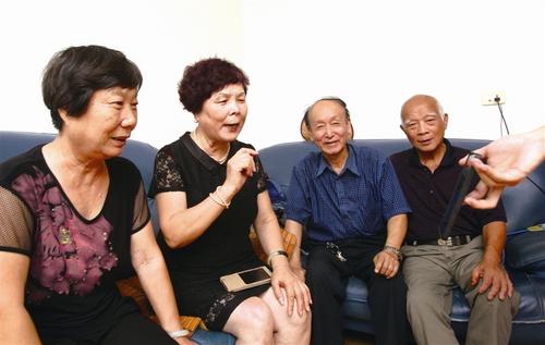 中国侨网史毛毛(左一)、史毛妹(左二)、史毛妹丈夫(左三)、史毛毛丈夫(左四)和远在台湾的弟弟史琼安视频连线