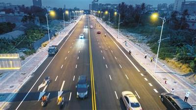 中国侨网9月14日,俯瞰万宁市万城镇人民东路。本报记者 袁琛 摄