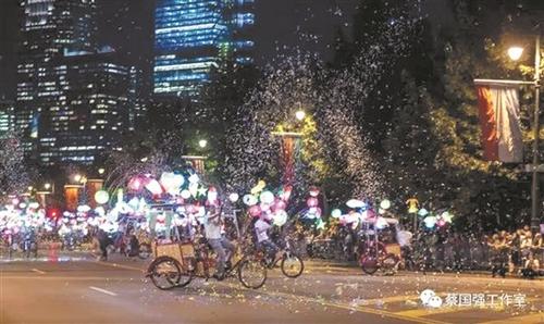 中国侨网市民在费城大道上围着灯笼狂欢