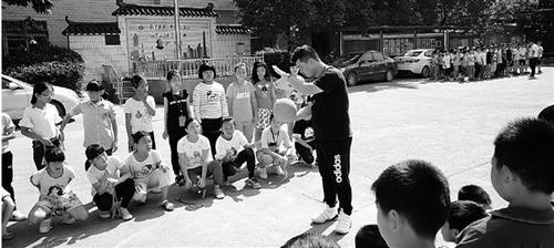 中国侨网吴必安在为学生上体育课。