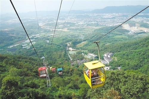 中国侨网在叱石景区，游客们乘坐缆车上山观景。 郭永乐 摄