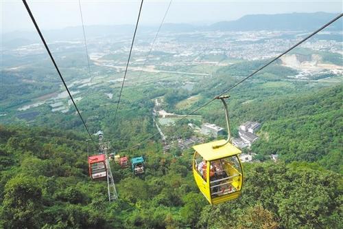 中国侨网在叱石景区,游客们乘坐缆车上山观景。 郭永乐 摄