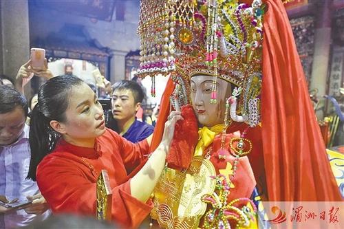 中国侨网图为妈祖回到祖庙寝殿，祖庙人员为她洗尘安座。