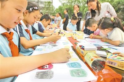 中国侨网前不久，在鹿城区广化街道，小朋友在参加“垃圾分类”主题绘画比赛。(苏巧将 陈慧 摄)