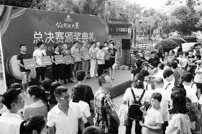 中国侨网12日下午，公益创投大赛总决赛颁奖典礼在市区红日亭举行。蒋文广 摄