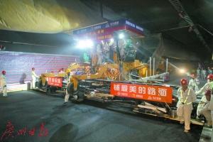 中国侨网大桥建设者在海底进行路面铺装。