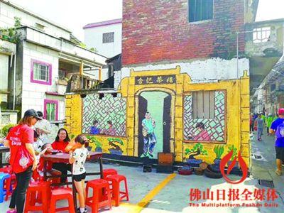 中国侨网沙边村的一处墙绘栩栩如生地还原了旧时茶楼的情景。/受访者供图