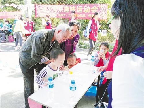 中国侨网老少同乐。