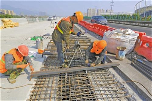 中国侨网昨日（10月23日）上午，工人们在乐清高架桥上施工。刘伟摄