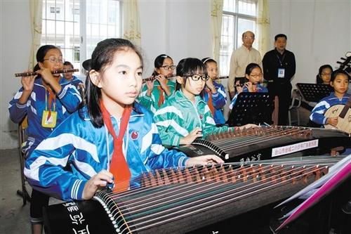 中国侨网台城第二小学少儿广东音乐团多次外出表演，受到社会各界的高度赞扬。