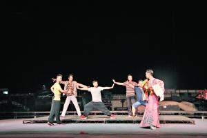 中国侨网《秋色传奇》排练现场，青年演员们倾情表演。