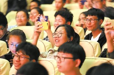 中国侨网演出激起了年轻人的兴趣。