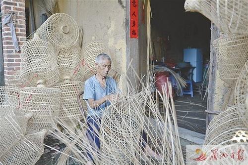 中国侨网“灯笼村”里，像黄金木这样编制灯笼的手艺人不多了。