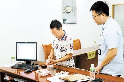 中国侨网近年来，蓬江区法院多措并举，确保打赢“基本解决执行难”攻坚战。图为一被执行人当场支付执行款。 