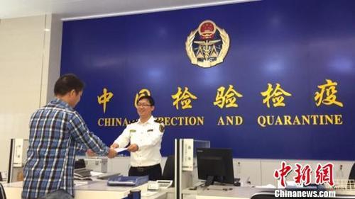 中国侨网资料图:全国首单“审单直放”货物入境。