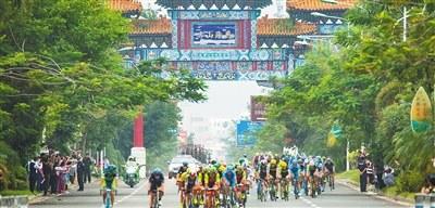 中国侨网十月二十八日,第十二届环海南岛国际公路自行车赛在万宁兴隆正式发车。