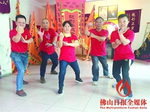中国侨网佛山龙形拳总会成员演示龙形拳。