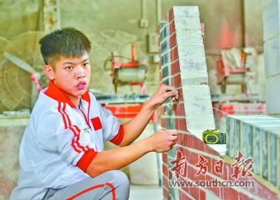 中国侨网世界技能大赛砌筑项目冠军梁智滨在实训室里训练砌筑。（南方日报见习记者 张迪 记者 王辉 摄）