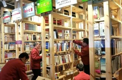 中国侨网的士图书馆藏书上万册,不少出租车师傅业余时间喜欢泡在这里