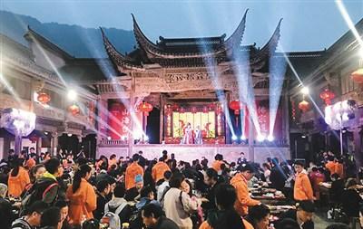 中国侨网游客在台州欣赏戏剧演出。来自中国台州网