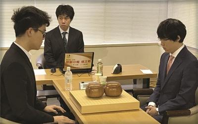 中国侨网柯洁(左)不敌井山裕太(右)