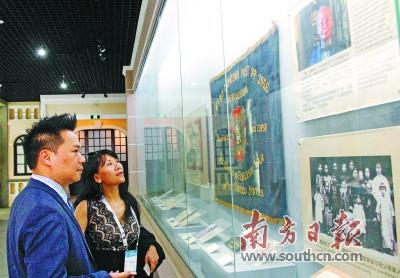 中国侨网广府会期间，嘉宾在江门华人华侨博物馆参观了解江门侨历史。 马立敏 摄  