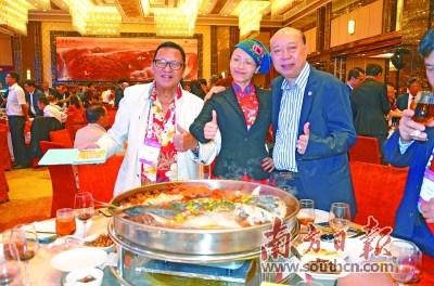 中国侨网第三届世界广府人恳亲大会嘉宾点赞五邑大盘菜。主办方供图  