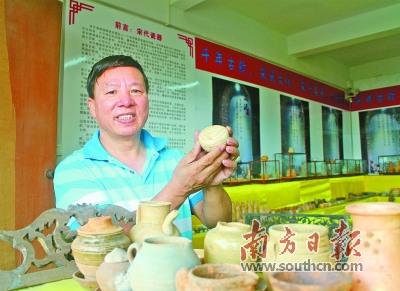 中国侨网雷伟亮既是传承馆的馆长,也是唯一的讲解员。戴惠甜 摄