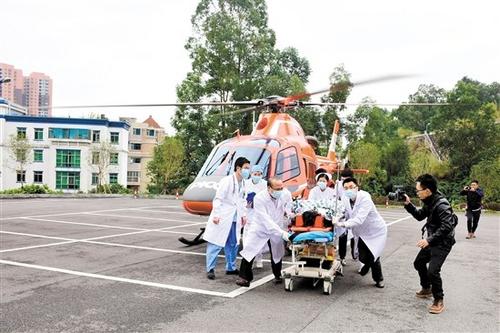 中国侨网直升机从崖门起飞，15分钟后顺利降落在市五邑中医院停车场。