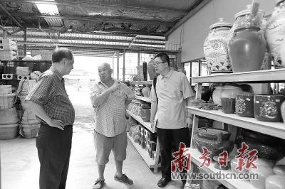 中国侨网李炳炎访问马来西亚古晋华联陶器制造厂经营者。