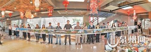 中国侨网主创人员在对长卷做最后完善(泉州华光摄影学院供图)