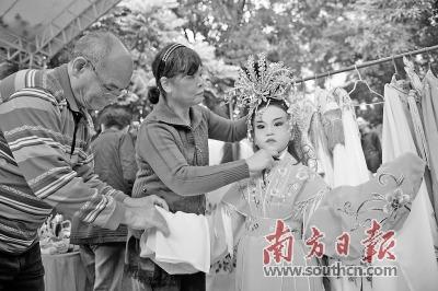 中国侨网近日,华光诞活动的“粤玩·越有趣”互动体验环节中,工作人员帮助一个喜欢粤剧的小女孩穿上粤剧花旦演出服装。戴嘉信 摄