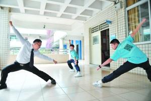 中国侨网潘锦文和学生演练梅花拳套路。