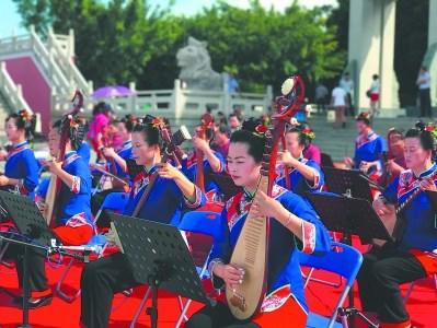 中国侨网湄洲岛“十音八乐”队在天后广场演出。 欧碧仙 摄