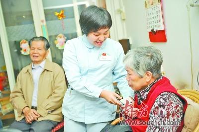 中国侨网陈三妹社区卫生服务中心的家庭医生团队上门为老人进行探访和医治。