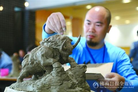 中国侨网陶艺师正在比赛中创作。