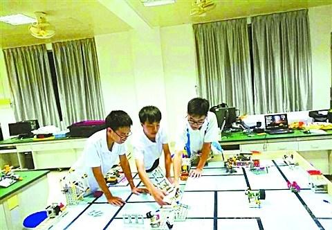 中国侨网李兆基中学机器人队的学生正在进行日常训练。