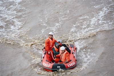 中国侨网夫妇俩获救后在救援人员的护送下乘坐摩托橡胶艇前往“华英399”艇