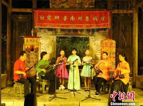 中国侨网郑芳卉(左二)与学生同台演出。 受访者供图