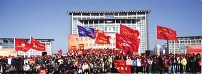 中国侨网温州志愿者联盟开展广场主题活动。