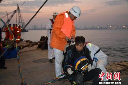 中国侨网天色已晚 搜救人员继续开展搜救工作　康乐　摄