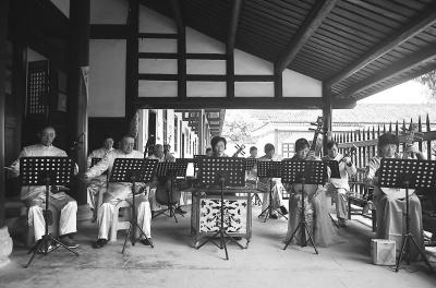 中国侨网汀州镇客家民乐队演奏《风吹竹叶》等客家民乐。