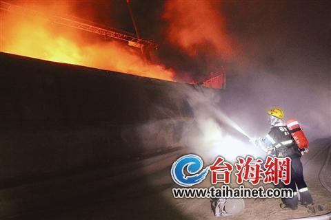 中国侨网(资料图:两艘50米长渔船 突发大火)