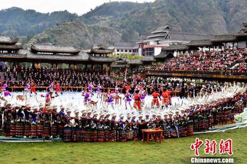 中国侨网2017雷山苗年99人的高山流水。　吴兴权　摄