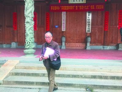 中国侨网一直奔走在古镇“非遗”保护传承路上的林文读。