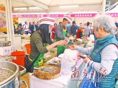 中国侨网展会现场气氛热烈，佛山美食受到香港市民欢迎。