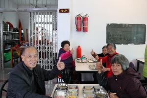 中国侨网12月1日，在温溪镇高岗村居家养老服务中心（爱心厨房）现场，村里的留守老人们正在享用午餐。