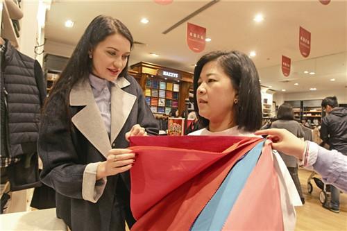 中国侨网图为尤利娅(左)给顾客搭配颜色。
