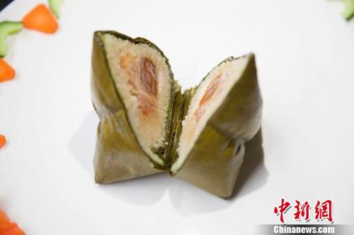 中国侨网蛋黄猪肉馅咸粽是海南传统粽子　王晓斌　摄